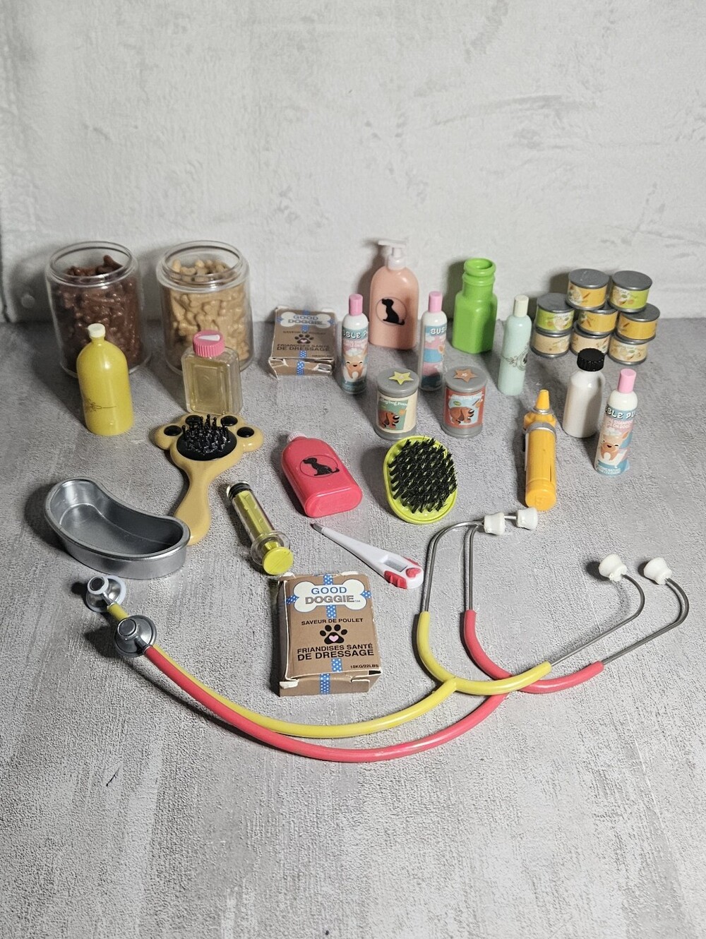 32 Miniature toy veterinary and pet grooming accessories